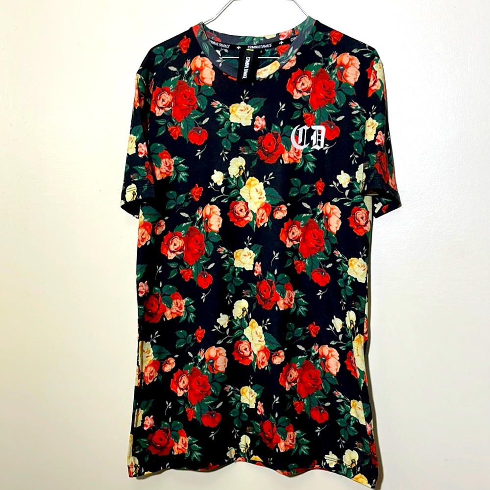 Criminal Damage Men’s T-shirt. Size Large. Measurements: 42 inch chest 30” long.